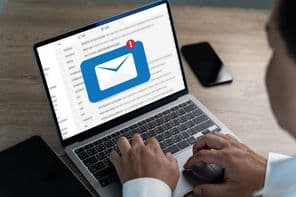 Levelezési kapcsolatok, notebookon és telefonon.