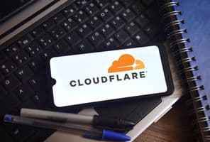 Cloudflare logó egy telefon képernyőjén.