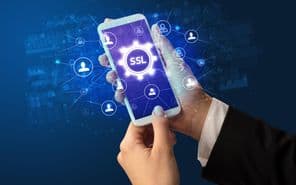 Női kézben tartó okostelefon SSL rövidítéssel.