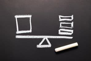 Súlyegyensúly, a nagy oldal súlya megegyezik az elosztott dolgokéval.