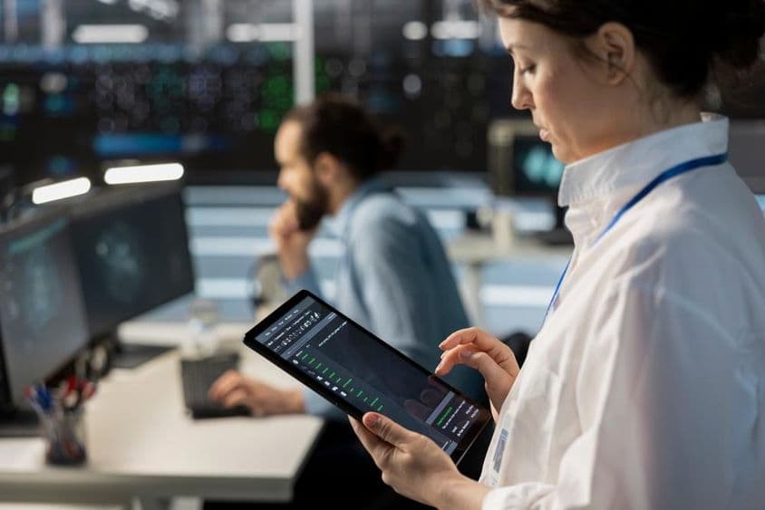 Informatikai szakember, a hálózati protokollok finomhangolását végzi.