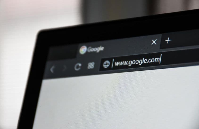 HTTP-cím közeli felvétele a Google kezdőlapjának webböngészőjében.