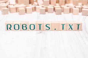 A Word Robots.txt, amelyet fakockák alkotnak egy fehér asztalon.
