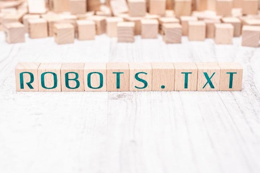 A Word Robots.txt, amelyet fakockák alkotnak egy fehér asztalon.