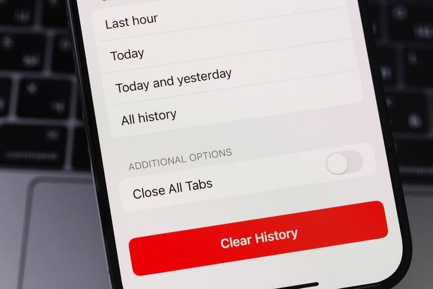 Az iPhone hivatalosan is megjelenítette a Safari böngészőt, törölte az előzményeket, a sütiket és egyéb böngészési adatokat.