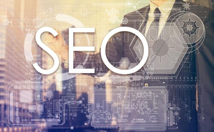 Üzletember szöveget ír a táblára: SEO - a város felett.