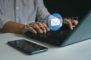 Új e-mail értesítéssel egy gépen.