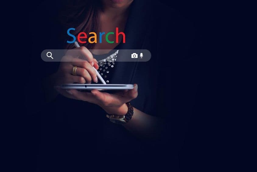 Nők információt keresnek az interneten.