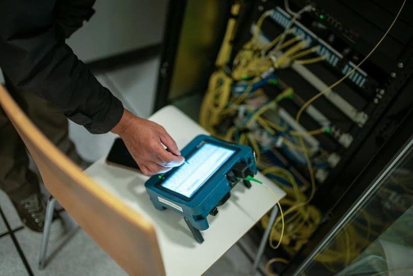 A technikus egy tesztberendezést használ a hálózati teljesítmény elemzésére.