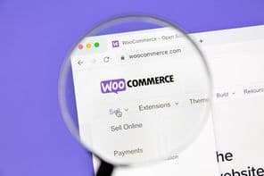 WooCommerce honlap egy számítógép képernyőjén.