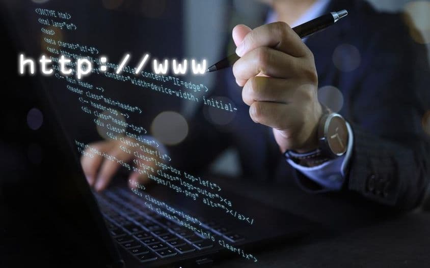 Weboldalkészítők forráskódot kódolnak egy weboldal létrehozásához.