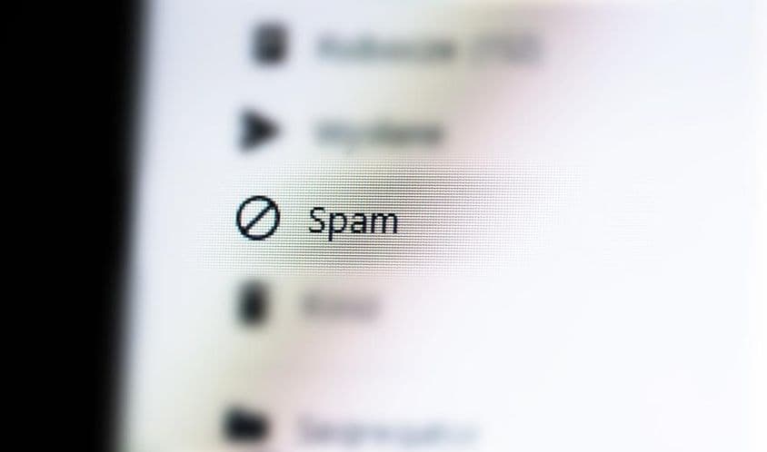 Spam üzenetek mappa egy általános e-mail kliens webes alkalmazásban.