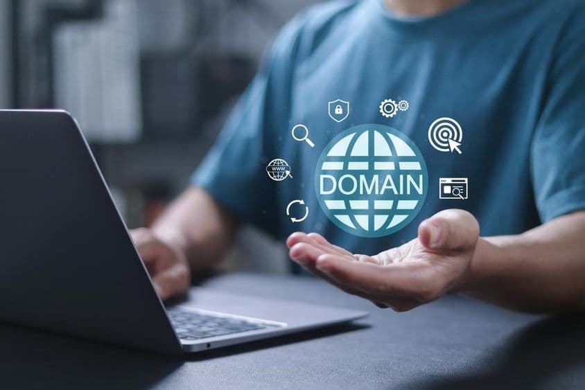 A DNS tartománynév-rendszer és a webkiszolgáló hálózati rendszerének koncepciója.