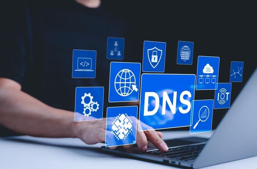 DNS domain névrendszer és web szerver.