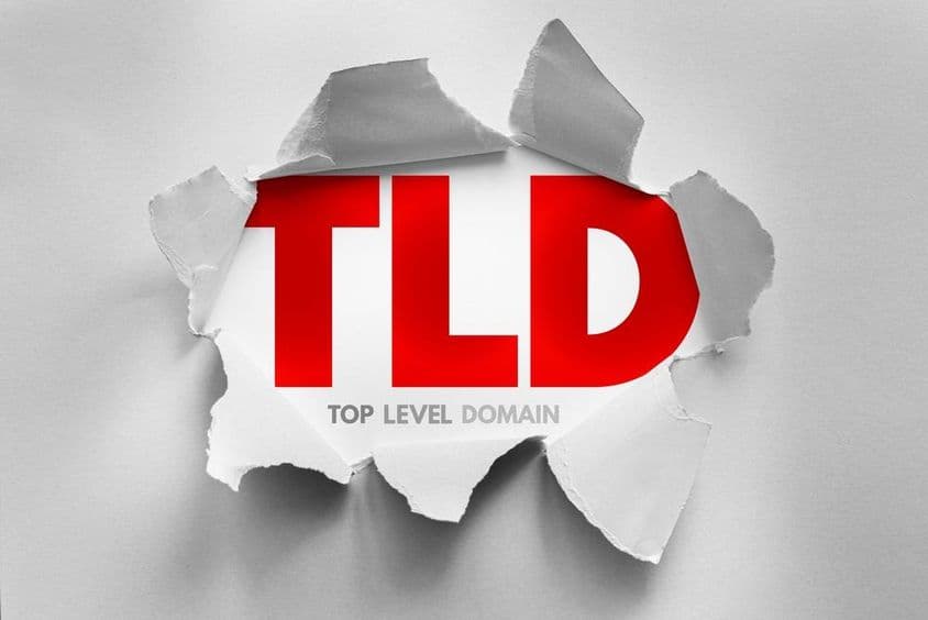 A felső szintű domain TLD rövidítése szakadt papír mögött jelenik meg.