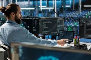 Adatközpont-rendszergazda táblagéppel ellenőrzi a működést.