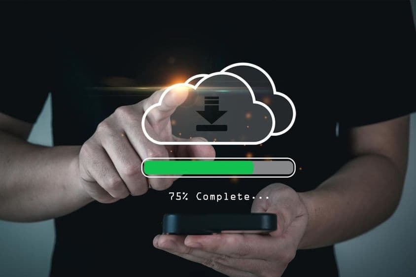 Üzleti emberek kézzel érinti a fájl átvitel holografikus AI technológia.