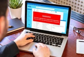 E-mail mellékletekre figyelmeztető üzenet a laptop képernyőjén.